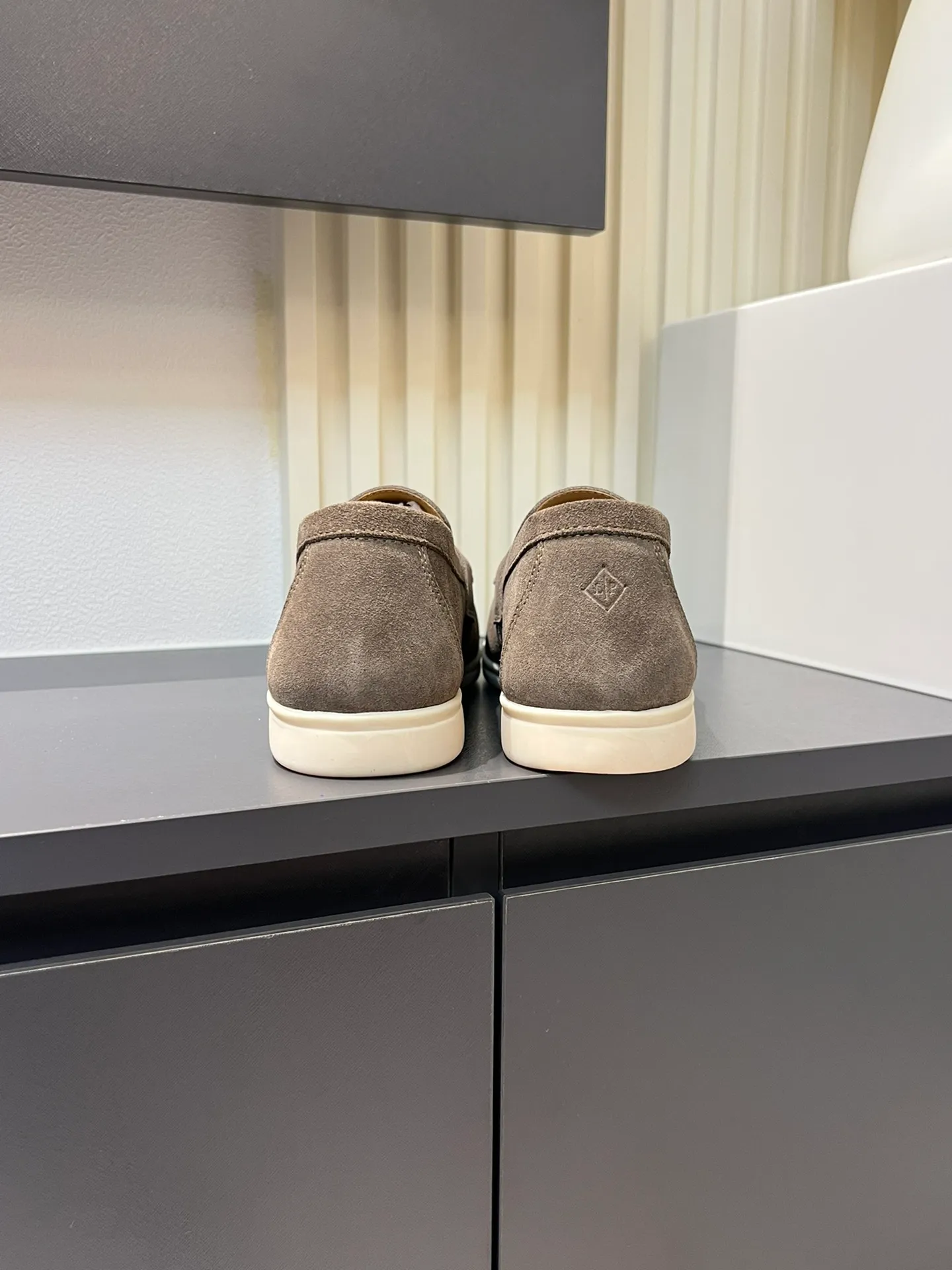 Men's shoes 💰p360 "Loro men's shoes 💰pian'*" Classic L men's shoes for couples 💰p Top version British flat loafers, a must-have item in old money style, the minimalist design is eye-catching and durable, a plus point for dressing The soft foot feel and texture are outstanding. They don’t scratch your feet and are very nice. They are matched with soft and waxy soles. They can be worn daily for a long time without getting tired. They are easy to wear, versatile and classic items, with perfect foot feel and texture! Imported cashmere fabric, the lining is made of imported A-grade water-dyed cow lining, the top version of the genuine leather midsole is sewn with pure handmade mark thread! Size: Female 35-40 (34. Customized) Male 38-44 (45.46. Customized)